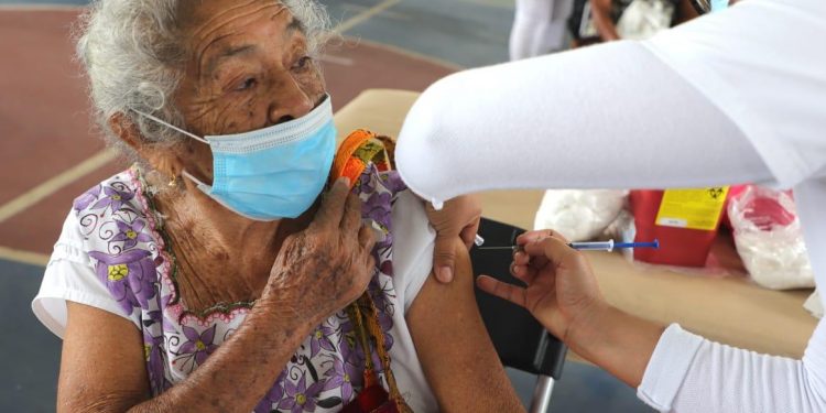 HABRÁ VACUNACIÓN PARA ADULTOS MAYORES EN CANCÚN DURANTE EL FIN DE SEMANA