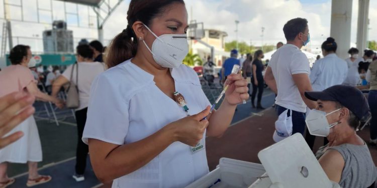 REANUDAN PROCESO DE VACUNACIÓN CONTRA EL COVID 19 EN CANCÚN PARA ADULTOS MAYORES