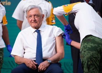 OBRADOR RECIBE PRIMERA DOSIS DE VACUNA ASTRAZENECA CONTRA EL COVID-19
