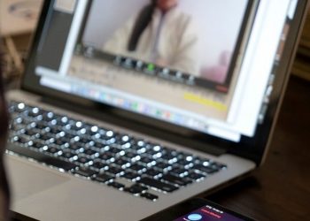 «MI COMPUTADORA NO ME LA AGARRAS»: GOLPEAN A MAESTRA DURANTE CLASE VIRTUAL