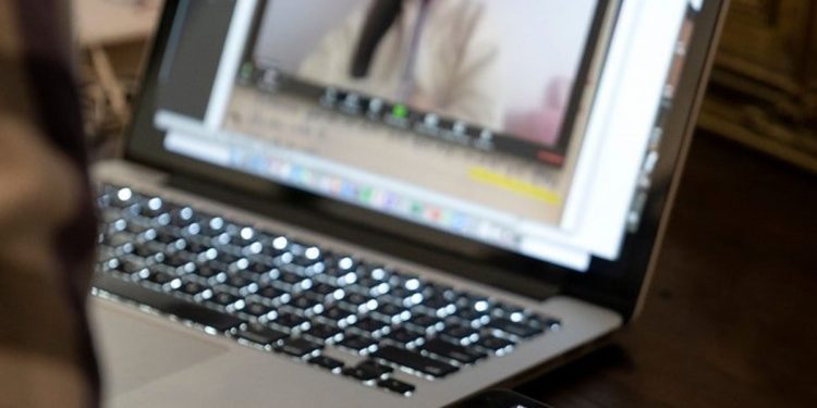 «MI COMPUTADORA NO ME LA AGARRAS»: GOLPEAN A MAESTRA DURANTE CLASE VIRTUAL