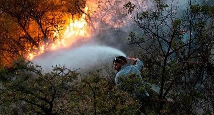 BRIGADISTAS QUEDAN ATRAPADOS ENTRE LAS LLAMAS DURANTE INCENDIO EN NUEVO LEÓN