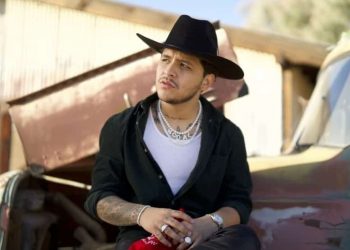 CHRISTIAN NODAL PIDE A SUS FANS HISTORIAS PARA COMPONER CANCIONES