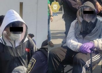 PAR DE JOVENES SE DISFRAZAN DE ANCIANOS PARA RECIBIR VACUNA CONTRA EL COVID Y LOS DETIENEN