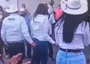 CAPTAN A CANDIDATO DE MORENA, «MANOSEANDO» A UNA MUJER DURANTE MITIN
