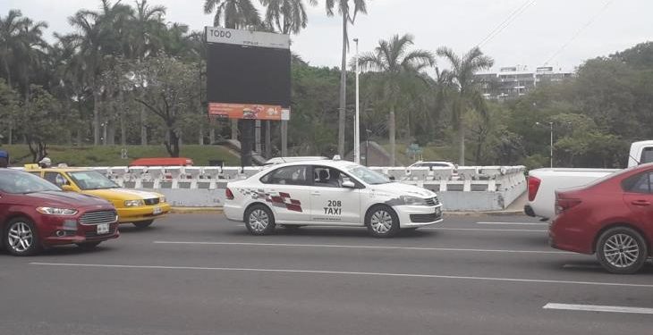 ALGUNOS TAXIS DE VILLAHERMOSA YA CIRCULAN CON NUEVA CROMÁTICA