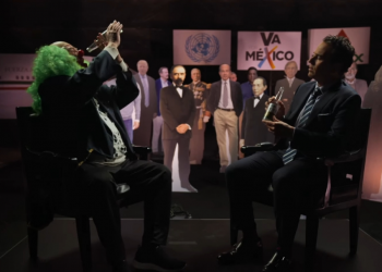 BROZO Y LORET DE MOLA BRINDAN DENTRO DE LA CABEZA DE AMLO