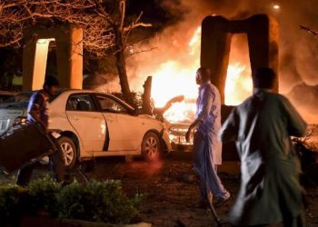EXPLOTA BOMBA EN ESTACIONAMIENTO DE HOTEL DE PAKISTÁN; HAY CUATRO MUERTOS
