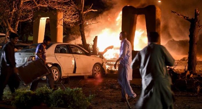 EXPLOTA BOMBA EN ESTACIONAMIENTO DE HOTEL DE PAKISTÁN; HAY CUATRO MUERTOS