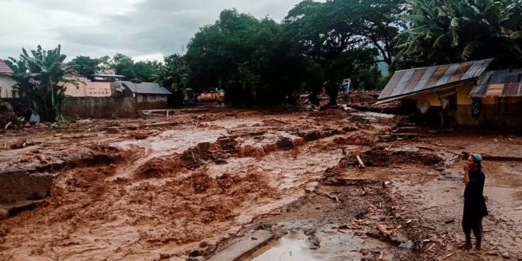 INUNDACIONES EN INDONESIA DEJAN AL MENOS 43 MUERTOS Y 27 DESAPARECIDOS