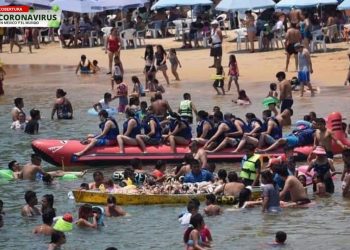 MEXICANOS ABARROTAN ACAPULCO PESE A TEMOR POR NUEVA OLA DE CONTAGIOS
