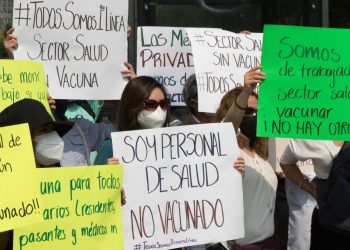 MÉDICOS DEL SECTOR PRIVADO MARCHAN EN LA CDMX PARA EXIGIR SER VACUNADOS CONTRA EL COVID-19