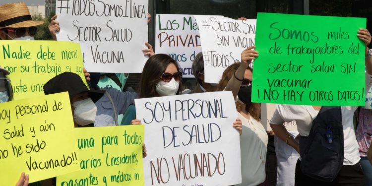 MÉDICOS DEL SECTOR PRIVADO MARCHAN EN LA CDMX PARA EXIGIR SER VACUNADOS CONTRA EL COVID-19
