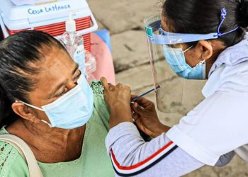 CONTINÚA INOCULACIÓN EN COMALCALCO Y MACUSPANA CON VACUNA DE PFZIER