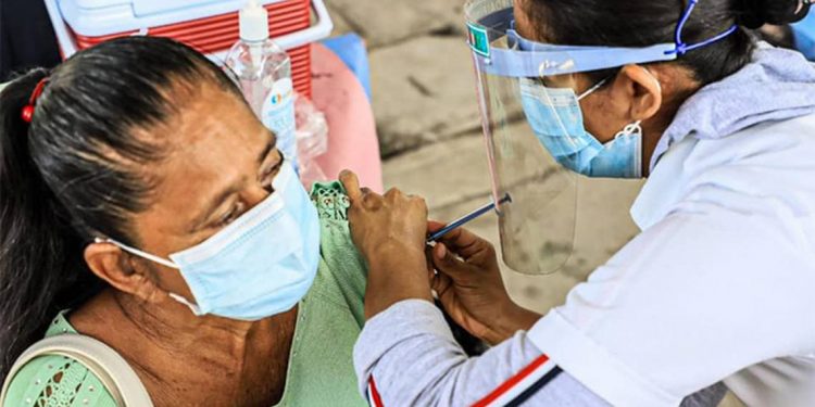 CONTINÚA INOCULACIÓN EN COMALCALCO Y MACUSPANA CON VACUNA DE PFZIER