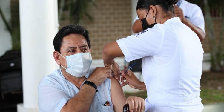 MAESTROS NO REGRESARÁN A CLASES A PESAR DE ESTAR VACUNADOS