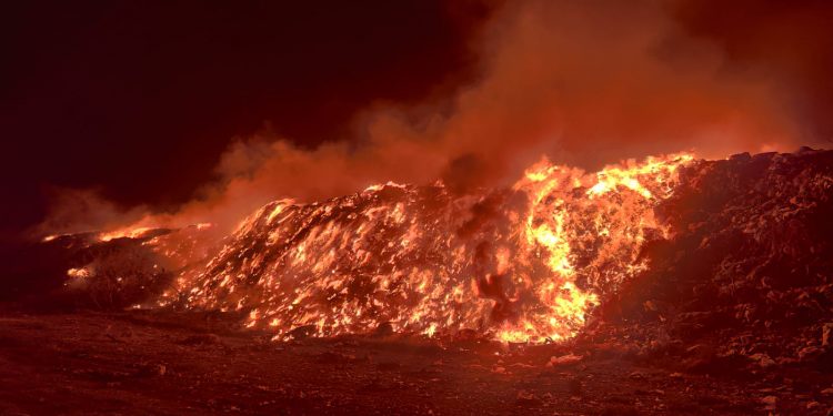 INCENDIO EN BASURERO AFECTA A CIENTOS DE HABITANTES