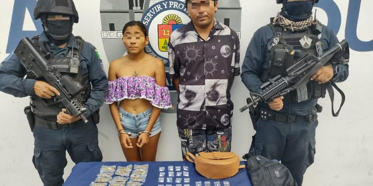 DETIENEN A PAREJA POR PORTACIÓN DE MÁS DE 60 DOSIS DE ESTUPEFACIENTES EN TULUM.