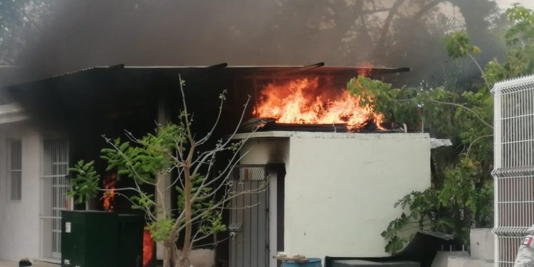 CON CUBETAS APAGAN INCENDIO ANTE FALTA DE EQUIPAMIENTO