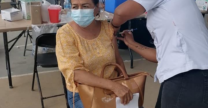 SE VACUNA CONTRA EL COVID CANDIDATA DE MORENA EN BACALAR
