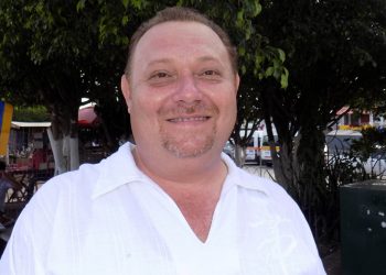 PRESIDENTE MUNICIPAL DE FELIPE CARRILLO JOSÉ ESQUIVEL VARGAS REALIZA LUJOSA FIESTA PARA FESTEJAR EL CUMPLEAÑOS DE SUS MAMÁ.