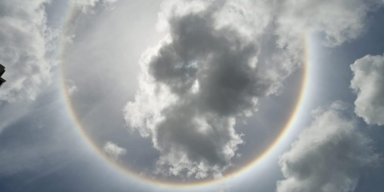 EL REY DE LOS ASTROS SE SIENTE EN PASARELA DESLUMBRANDO CON ARO SOLAR