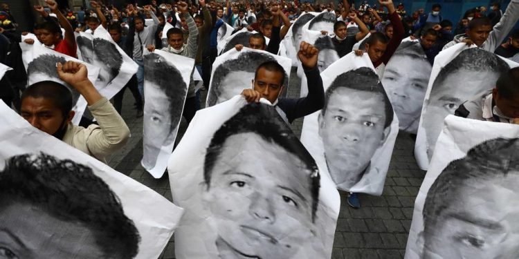 MÉXICO RECIBE DE KAMALA HARRIS EXPEDIENTE DE EEUU DEL CASO AYOTZINAPA