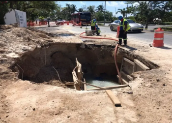 POR FUGA DE AGUA APARECE SOCAVÓN EN PLENA ZONA HOTELERA DE CANCÚN