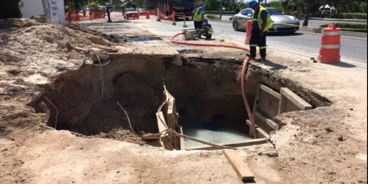 POR FUGA DE AGUA APARECE SOCAVÓN EN PLENA ZONA HOTELERA DE CANCÚN