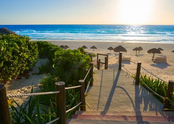 HOTELES DE CANCÚN Y CANDIDATOS PARARÍAN POR ALZA DE COVID-19