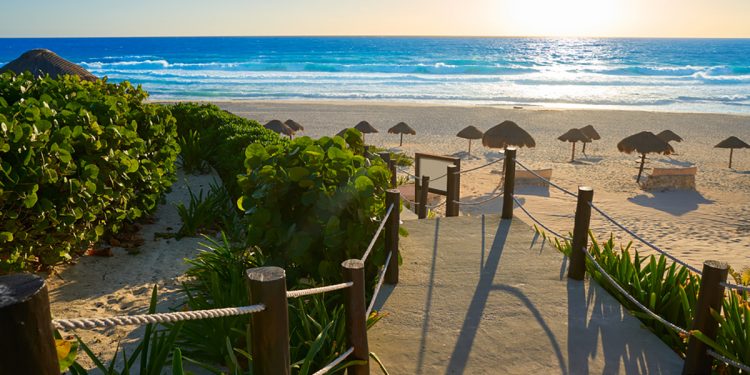 HOTELES DE CANCÚN Y CANDIDATOS PARARÍAN POR ALZA DE COVID-19