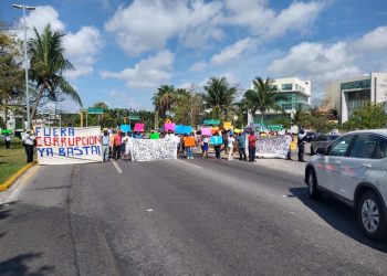BLOQUEAN HABITANTES DE COLONIAS IRREGULARES ENTRADA A LA ZONA HOTELERA DE CANCÚN