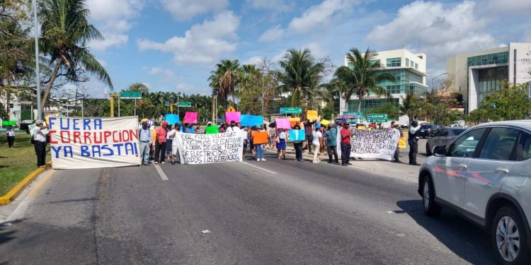BLOQUEAN HABITANTES DE COLONIAS IRREGULARES ENTRADA A LA ZONA HOTELERA DE CANCÚN