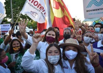 ANAHÍ GONZÁLEZ Y YENSUNNI MARTÍNEZ RECORREN CHETUMAL CON LA BANDERA DE LA 4T