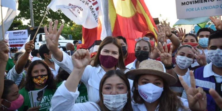 ANAHÍ GONZÁLEZ Y YENSUNNI MARTÍNEZ RECORREN CHETUMAL CON LA BANDERA DE LA 4T