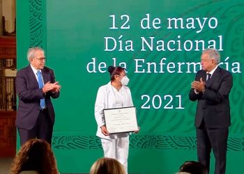AMLO ENTREGA RECONOCIMIENTOS POR DÍA DE LA ENFERMERA: «SON HEROÍNAS Y HÉROES»