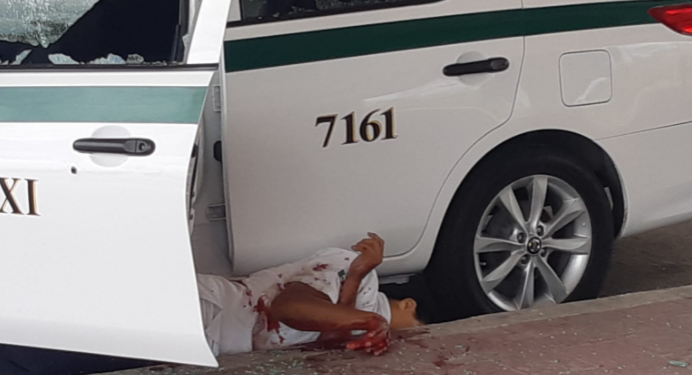 BALEAN A TAXISTA EN LA SALIDA DE CANCÚN HACIA LA RIVIERA MAYA