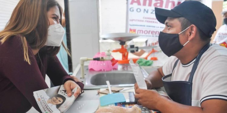 LOCATARIOS DE LOS MERCADOS PÚBLICOS DE CHETUMAL RECIBEN A ANAHÍ GONZÁLEZ