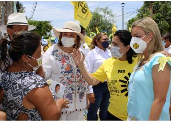 CAMINA CARMEN JOAQUÍN JUNTO A XÓCHILT GÁLVEZ