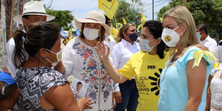 CAMINA CARMEN JOAQUÍN JUNTO A XÓCHILT GÁLVEZ
