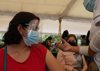 HOY CONTINÚA LA VACUNACIÓN A LOS ADULTOS DE 50 A 59 AÑOS Y MUJERES EMBARAZADAS EN CENTRO