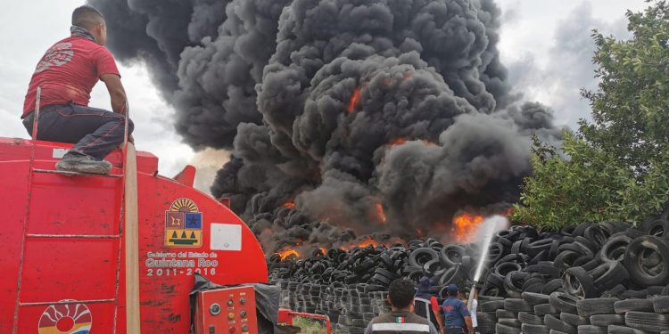 PROTECCIÓN CIVIL TRABAJAN EN EQUIPO CON EL CUERPO DE BOMBEROS PARA SOFOCAR EL INCENDIO DEL ANTIGUO BASURERO DE RANCHO VIEJO