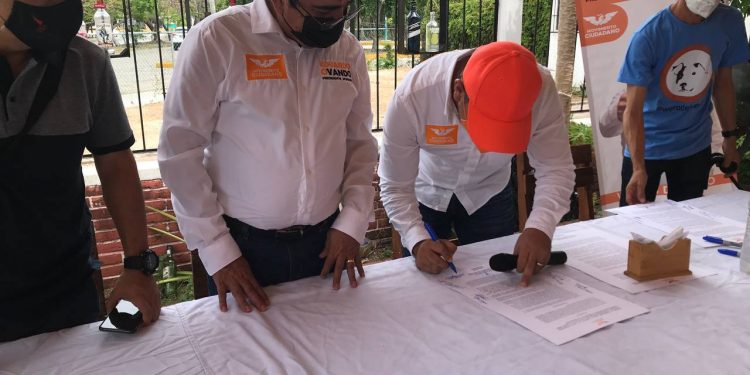 EDUARDO OVANDO, JUNTO CON EL CANDIDATO A PRIMER REGIDOR ERNESTO SOSA Y LA ASOCIACIÓN WERA DEL CARIBE FIRMAN ACUERDO PARA EL BIENESTAR ANIMAL