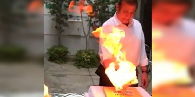 CANDIDATO «PRENDE FUEGO» A SU MANO Y SE DECLARA LISTO PARA DEBATE; LO TUNDEN EN REDES