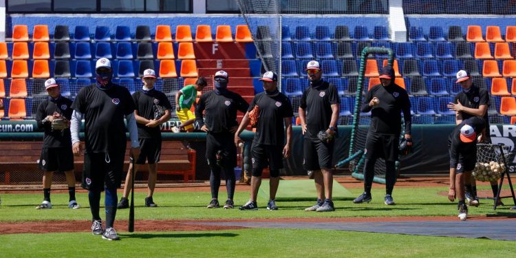 REPORTA EL ESTELAR LANZADOR JAVIER SOLANO