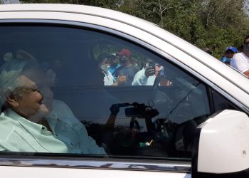 AMLO PROMETE A EJIDATARIOS SOLUCIÓN Y PASA BLOQUEO CARRETERO
