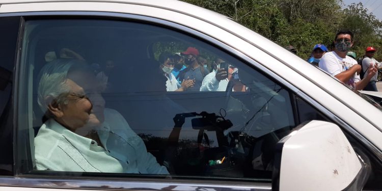 AMLO PROMETE A EJIDATARIOS SOLUCIÓN Y PASA BLOQUEO CARRETERO