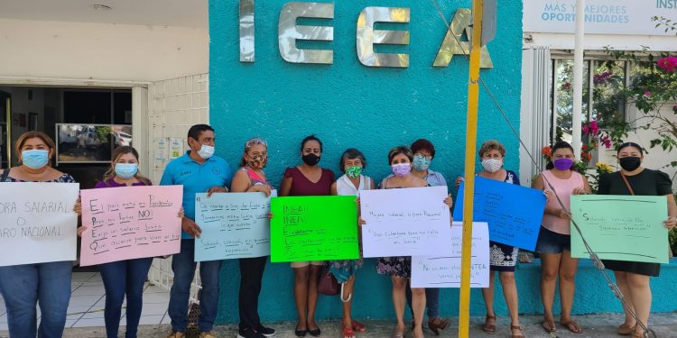 SE ACERCA EL DÍA DEL BURÓCRATA Y COMO CADA AÑO LOS TRABAJADORES DEL INSTITUTO ESTATAL DE EDUCACIÓN DE JÓVENES Y ADULTOS EXIGEN INCREMENTO SALARIAL.