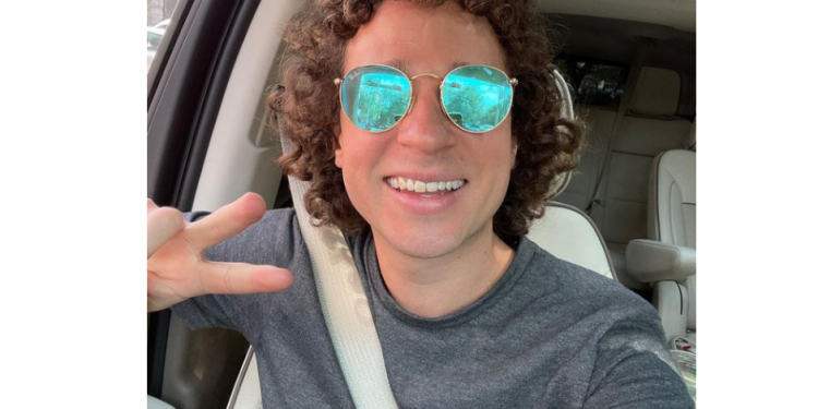 EL FAMOSO YOUTUBER LUISITO COMUNICA ES MULTADO EN EL AEROPUERTO DE LA CDMX POR LA CANTIDAD DE $7000 POR USAR EL TELÉFONO CELULAR
