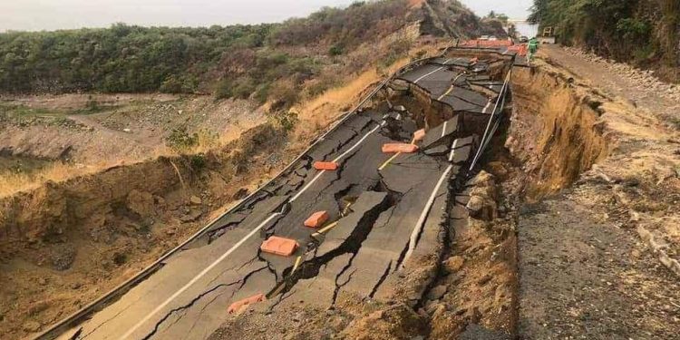 COLAPSA TRAMO DE AUTOPISTA SIGLO XXI EN MICHOACÁN